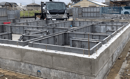 型枠を組み、コンクリートを流す